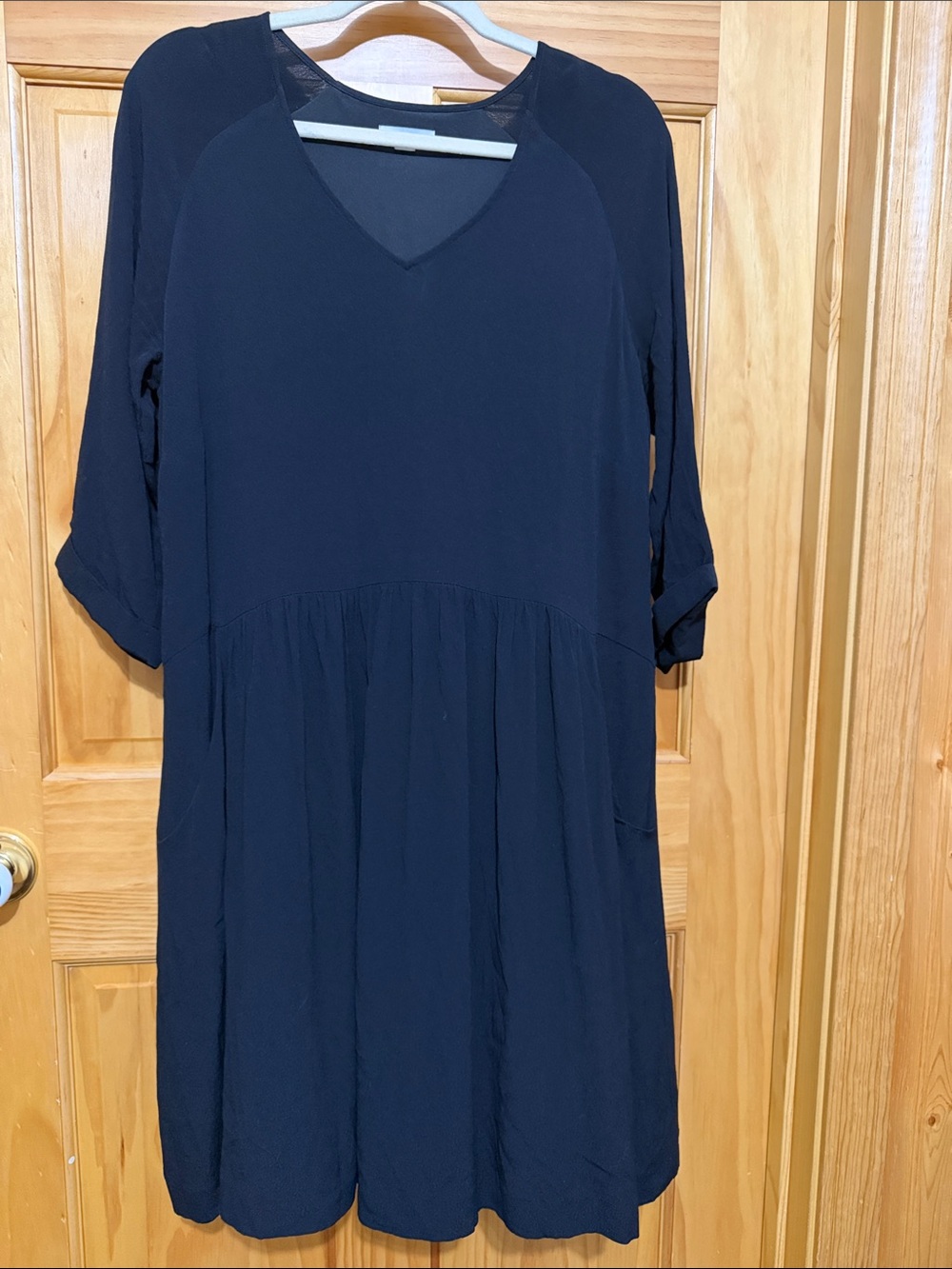 Garnet Hill Women's Black V-Neck Relaxed Fit Dress with Pockets.  Size 14.